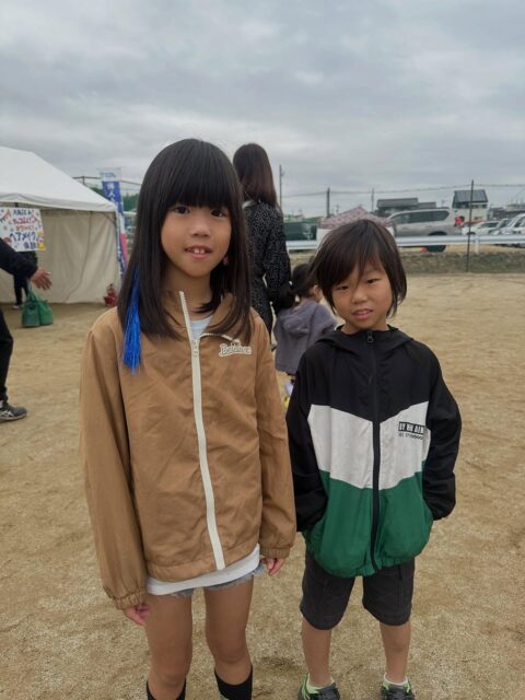 第56回大府市産業文化まつり開催されました。
【ビューティーラボ ~健康美体験!強く!美しく!~】
強く、美しく、健康な自分に会いに行こう!
大府青年会議所では健康と美容をテーマにした体験ブースを行います!
体操や、気分が上がるヘアメイク体験を行います!
【親子で体験!姿勢改善教室】
スマホやゲームのやりすぎで、猫背になってないかな?
このブースでは、親子で一緒にできる姿勢改善体操で、体のバランスを整えます!
正しい姿勢になれば勉強も!ゲームも!集中力アップ!体のバランスを整えて、思いっきり遊べる、いろんなことにチャレンジできる体を一緒に作ろう!
協力してくれるのは、スポーツの楽しさを教えてくれるFKN陸上クラブの加藤翼さん!陸上競技が
専門のさわやか先生です!
加藤先生の情報はこちら↓
HP
https://o5qyl.hp.peraichi.com/
インスタグラム
https://www.instagram.com/fknrikujyo/?igsh=MTg0NGo5b3h3ZnZseA%3D%3D&utm_source=qr
10 月25日(土)26日(日)は、大府市産業文化まつりへ
家族みんなで、ぜひ遊びに来てね!
フットサルコートで待ってるよー!
#一般社団法人大府青年会議所 #JCI大府 #JCI #JC #青年会議所
#愛知 #大府 #知多半島 #まちづくり団体 #ボランティア
#青少年 #まちづくり #子ども向け #まつり #第56回大府市産業文化まつり
#姿勢改善 #スマホ首 #ストレートネック
#ヘアメイク #美容 #健康