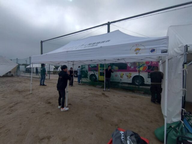 ・10 月24日(金)
いよいよ明日から!第56回大府市産業文化まつりに参加します!
【ビューティーラボ ~健康美体験!強く!美しく!~】
強く、美しく、健康な自分に会いに行こう!
大府青年会議所では健康と美容をテーマにした体験ブースを行います!
体操や、気分が上がるヘアメイク体験を行います!
【親子で体験!姿勢改善教室】
スマホやゲームのやりすぎで、猫背になってないかな?
このブースでは、親子で一緒にできる姿勢改善体操で、体のバランスを整えます!
正しい姿勢になれば勉強も!ゲームも!集中力アップ!体のバランスを整えて、思いっきり遊べる、いろんなことにチャレンジできる体を一緒に作ろう!
協力してくれるのは、スポーツの楽しさを教えてくれるFKN陸上クラブの加藤翼さん!陸上競技が
専門のさわやか先生です!
加藤先生の情報はこちら↓
HP
https://o5qyl.hp.peraichi.com/
インスタグラム
https://www.instagram.com/fknrikujyo/?igsh=MTg0NGo5b3h3ZnZseA%3D%3D&utm_source=qr
10 月25日(土)26日(日)は、大府市産業文化まつりへ
家族みんなで、ぜひ遊びに来てね!
フットサルコートで待ってるよー!
#一般社団法人大府青年会議所
#JCI大府
#JCI
#JC
#青年会議所
#愛知
#大府
#知多半島
#まちづくり団体
#ボランティア
#青少年
#まちづくり
#子ども向け
#まつり
#第56回大府市産業文化まつり
#姿勢改善
#スマホ首
#ストレートネック
#ヘアメイク
#美容
#健康